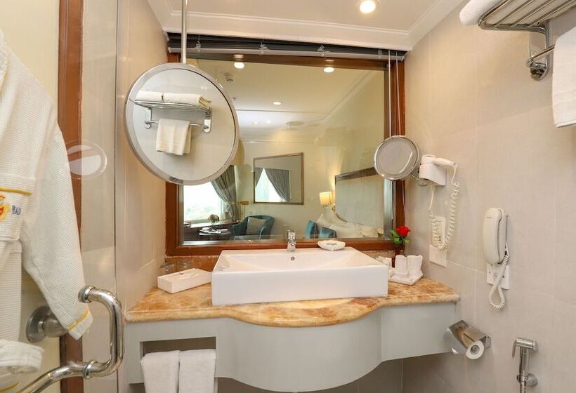 Номер Deluxe, The Royal Plaza