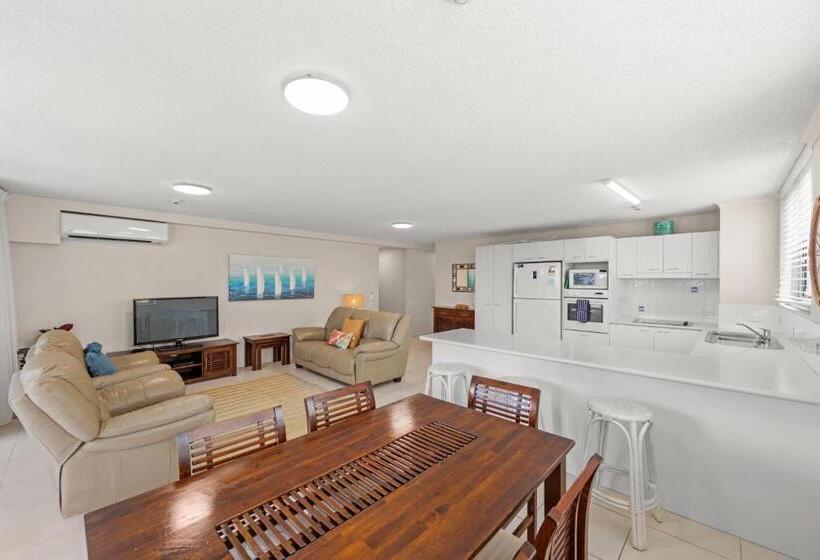 带泳池景观及2个卧室的公寓, Northwind Beachfront Apartments