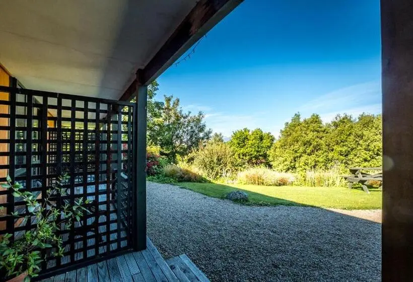 استودیوی استاندارد, Alpine Garden Motel