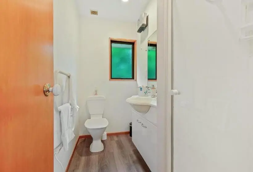 استودیوی استاندارد, Alpine Garden Motel