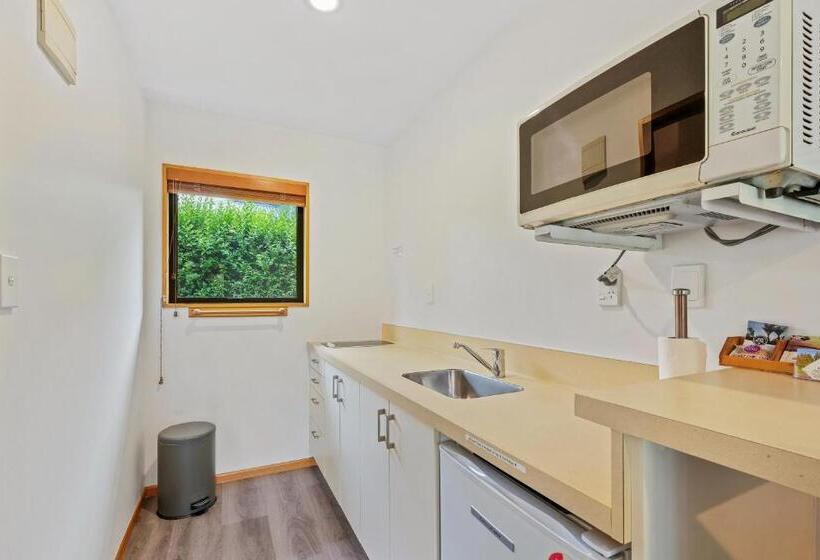 スタンダードスタジオ, Alpine Garden Motel