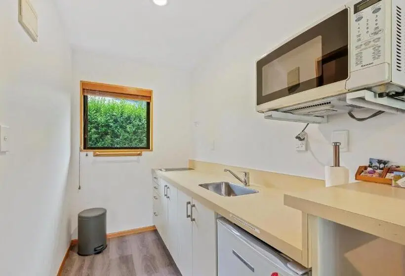 استودیوی استاندارد, Alpine Garden Motel