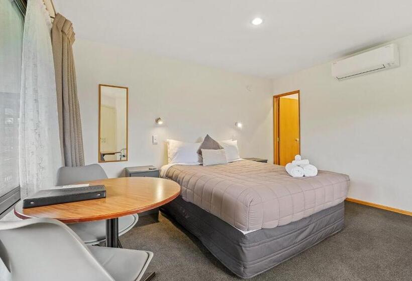 スタンダードスタジオ, Alpine Garden Motel