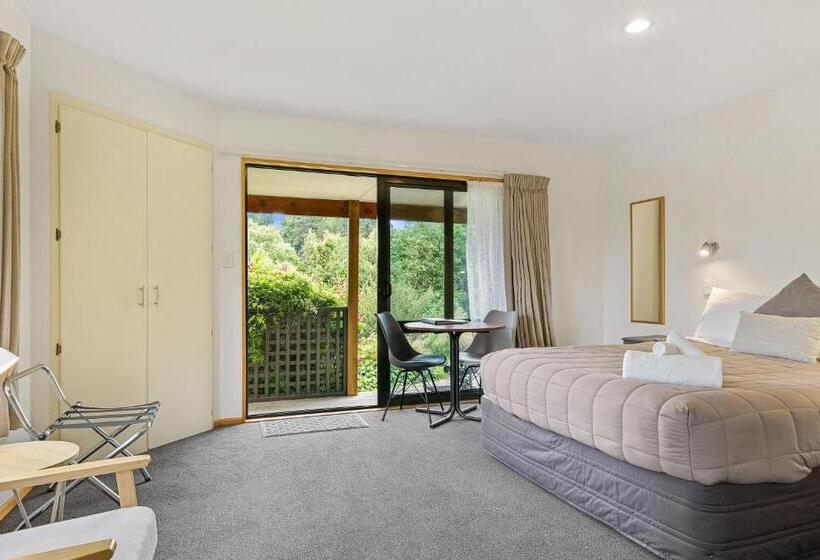 スタンダードスタジオ, Alpine Garden Motel