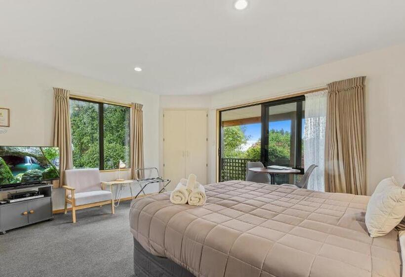 スタンダードスタジオ, Alpine Garden Motel