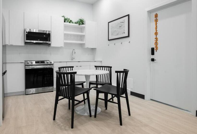 דירת שלושה חדרים, Vrge Revelstoke