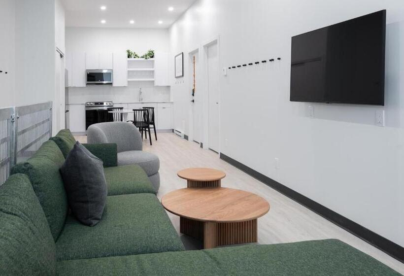 דירת שלושה חדרים, Vrge Revelstoke