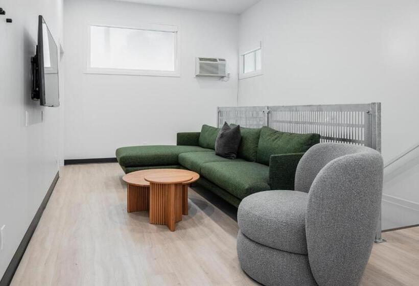 דירת שלושה חדרים, Vrge Revelstoke