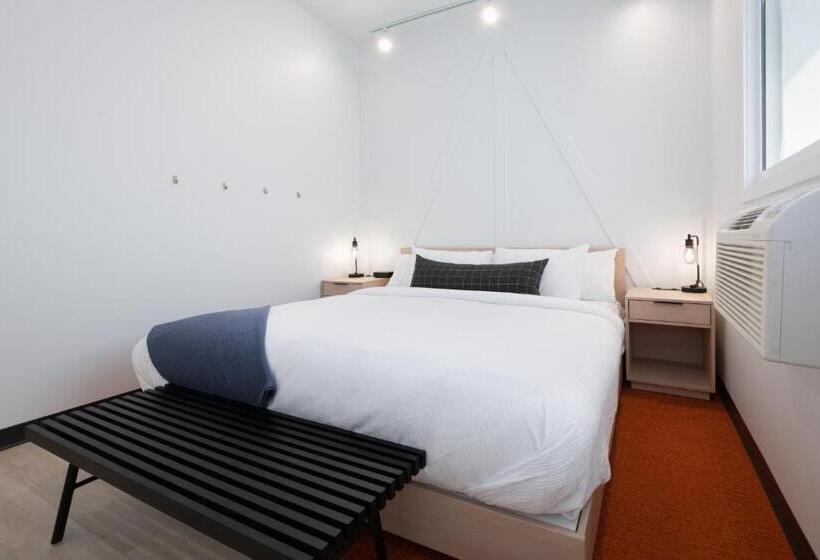 דירת שלושה חדרים, Vrge Revelstoke