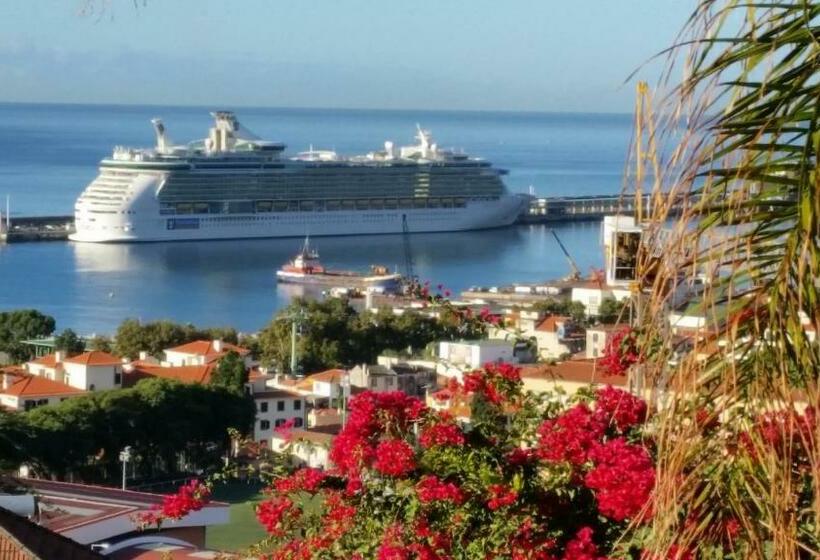 سوئیت پریمیوم, Arts In Hotel Conde Carvalhal