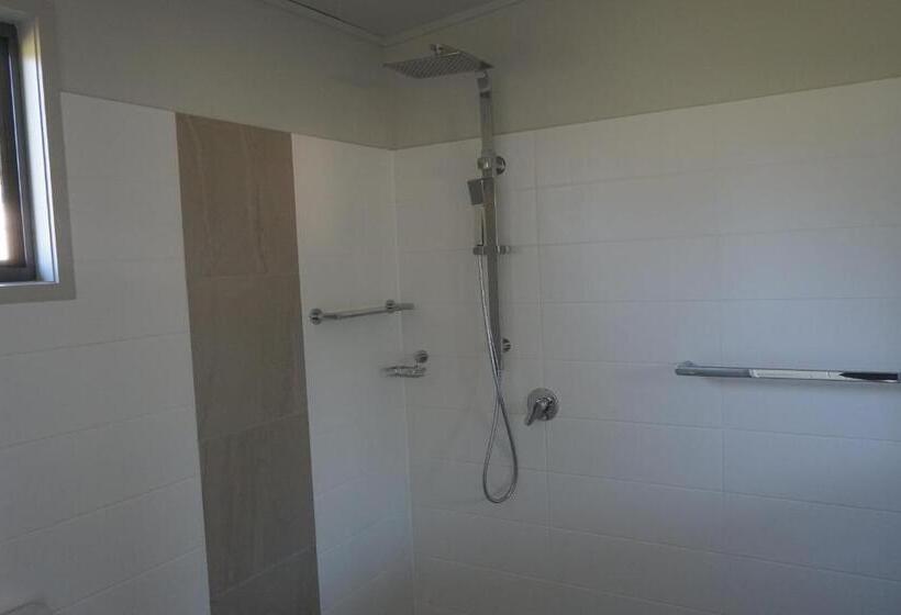 חדר דחוקס עם מיטת קינג, Narangba Motel