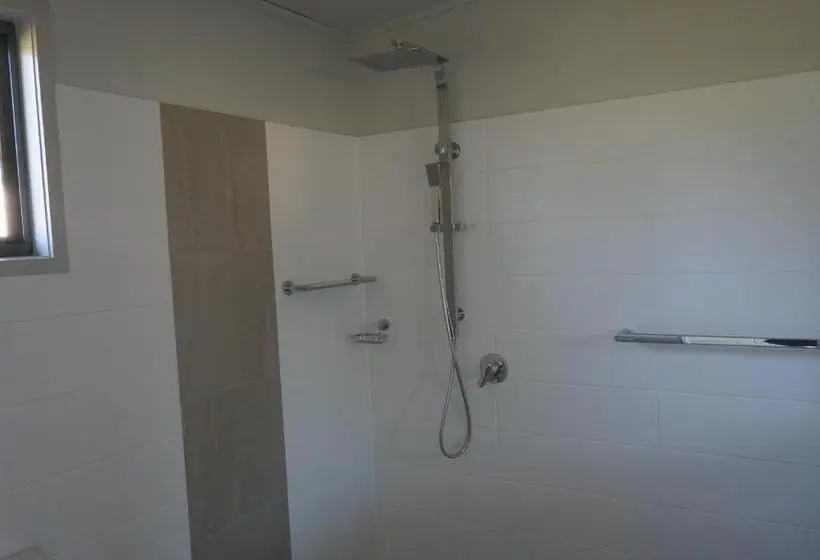 キングサイズベッドのデラックスルーム, Narangba Motel