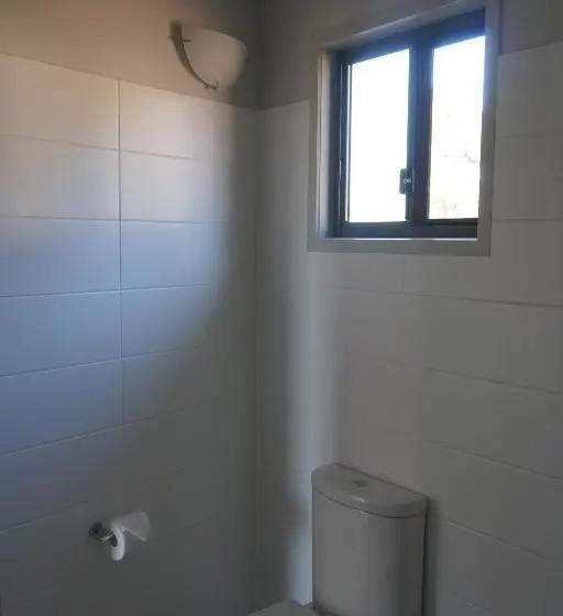 キングサイズベッドのデラックスルーム, Narangba Motel