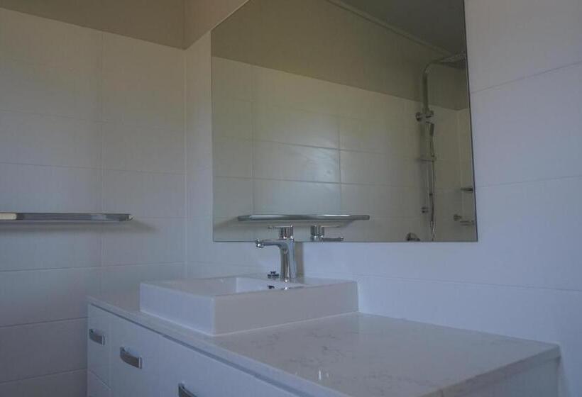 חדר דחוקס עם מיטת קינג, Narangba Motel