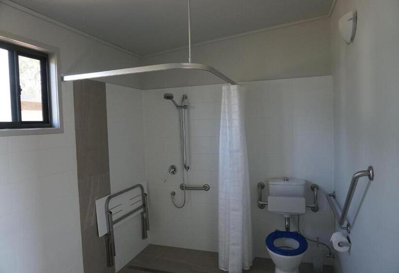 חדר סטנדרט מותאם לאדם עם מוגבלויות, Narangba Motel