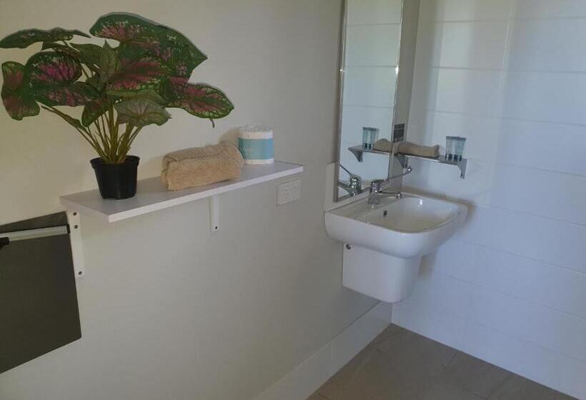 חדר סטנדרט מותאם לאדם עם מוגבלויות, Narangba Motel