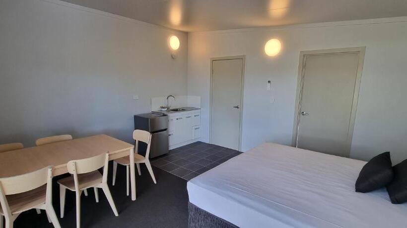 סוויטה משפחתית, Narangba Motel