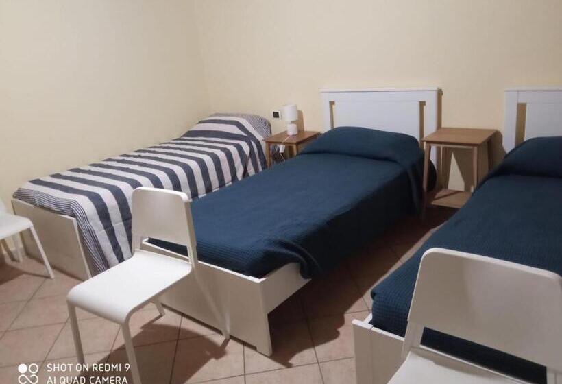 חדר קלאסי לשלושה, B&b I Gemelli