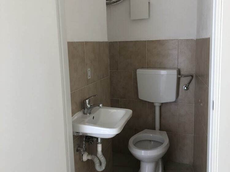 Кровать в Общей Комнате, H Hostel Friendly Accommodation