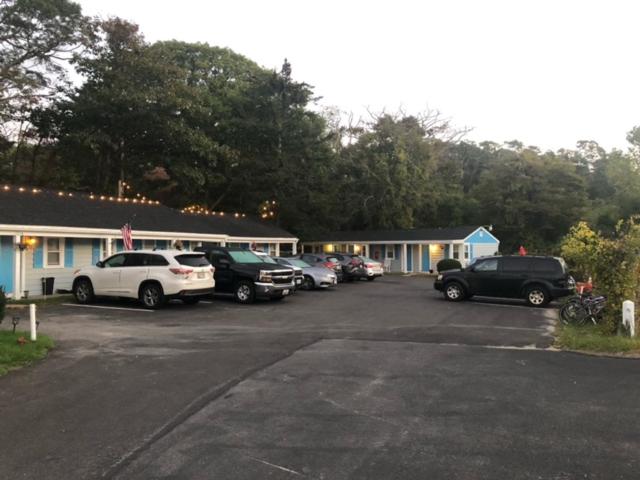 스탠다드 스튜디오, Herring Run Motel And Tiny Cabins