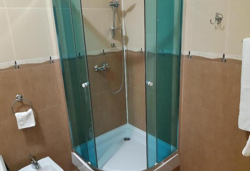 اتاق کلاسیک سه تخته, In