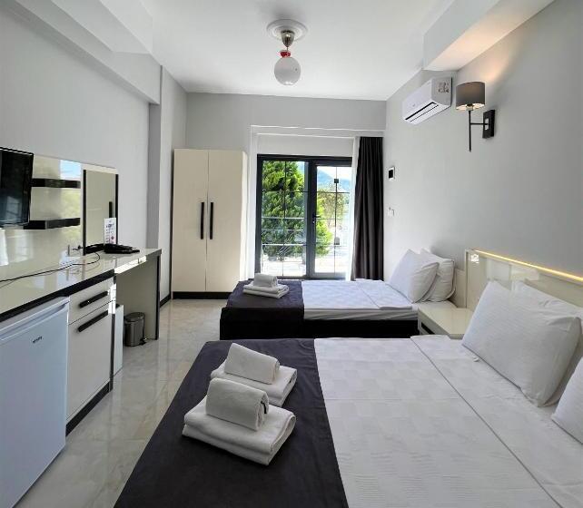 חדר סטנדרט לשלושה עם מרפסת, Otel Beyaz İnci