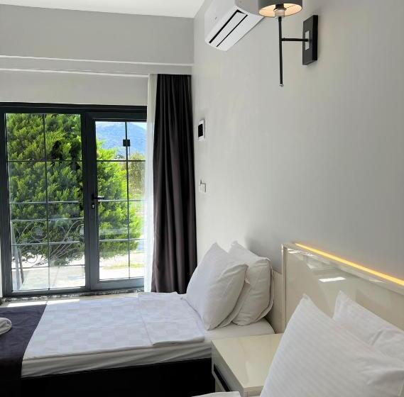 חדר סטנדרט לשלושה עם מרפסת, Otel Beyaz İnci