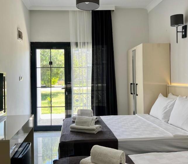 חדר סטנדרט לשלושה עם נוף לגינה, Otel Beyaz İnci