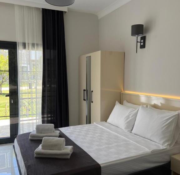 חדר סטנדרט לשלושה עם נוף לגינה, Otel Beyaz İnci