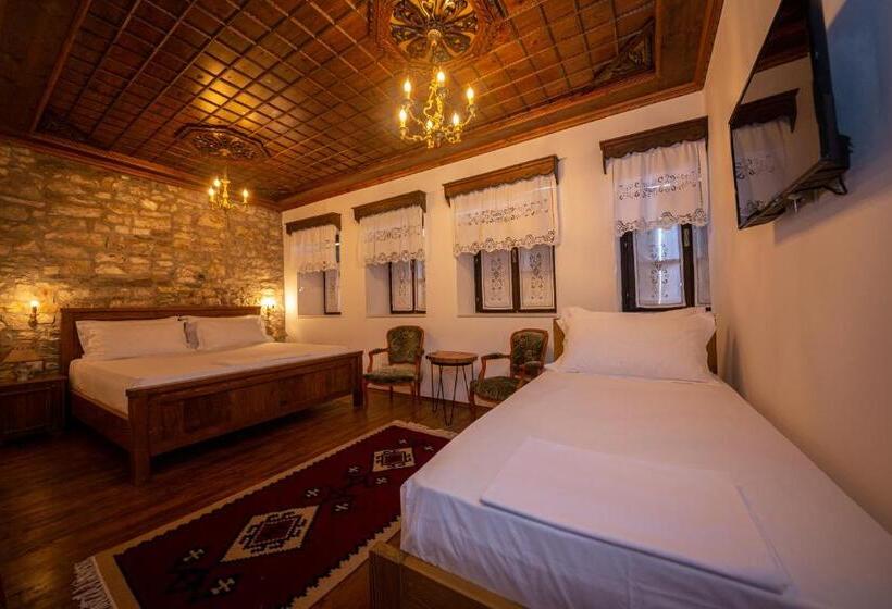 חדר דלוקס לשלושה, Berati Castle