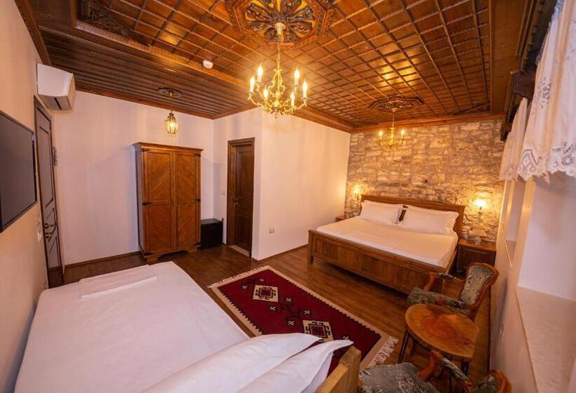 חדר דלוקס לשלושה, Berati Castle