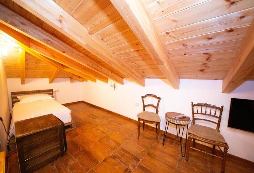 חדר קלאסי לשלושה, Berati Castle