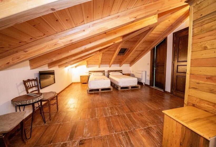 חדר קלאסי לשלושה, Berati Castle