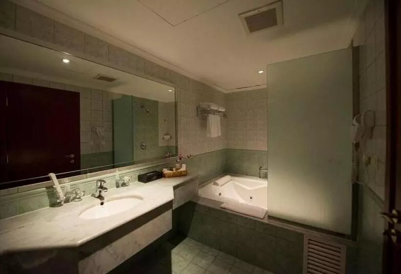 سوئیت جونیور با ماساژ آبی, Executives Hotel   Olaya
