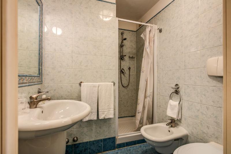 חדר סטנדרט, Laura