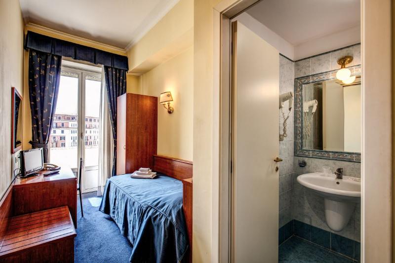 חדר סטנדרט יחיד, Laura