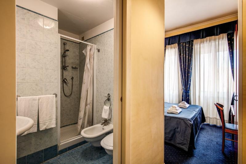 חדר סטנדרט, Laura