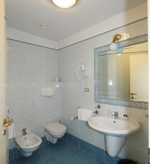 חדר סטנדרט, Laura