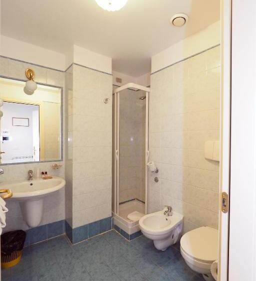 חדר סטנדרט, Laura