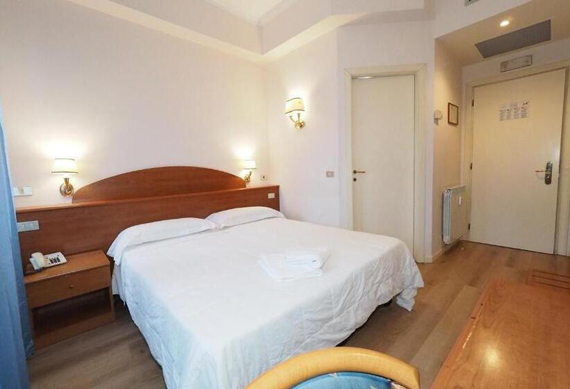 חדר סטנדרט, Laura