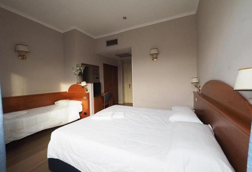 חדר בסיסי לשלושה, Laura