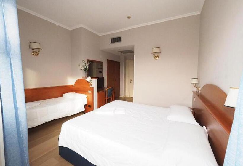 חדר בסיסי לשלושה, Laura