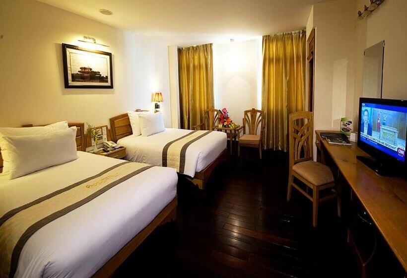 اتاق لوکس با چشمانداز شهر, Romance