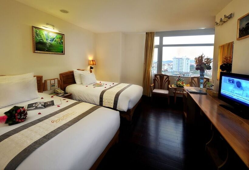 اتاق لوکس با چشمانداز شهر, Romance