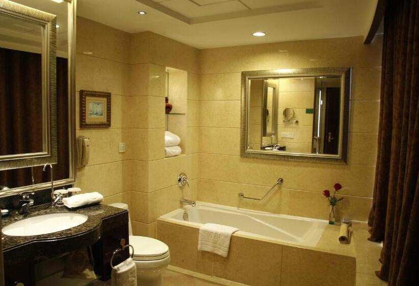 Номер Deluxe, The Royal Marina Plaza Hotel Guangzhou
