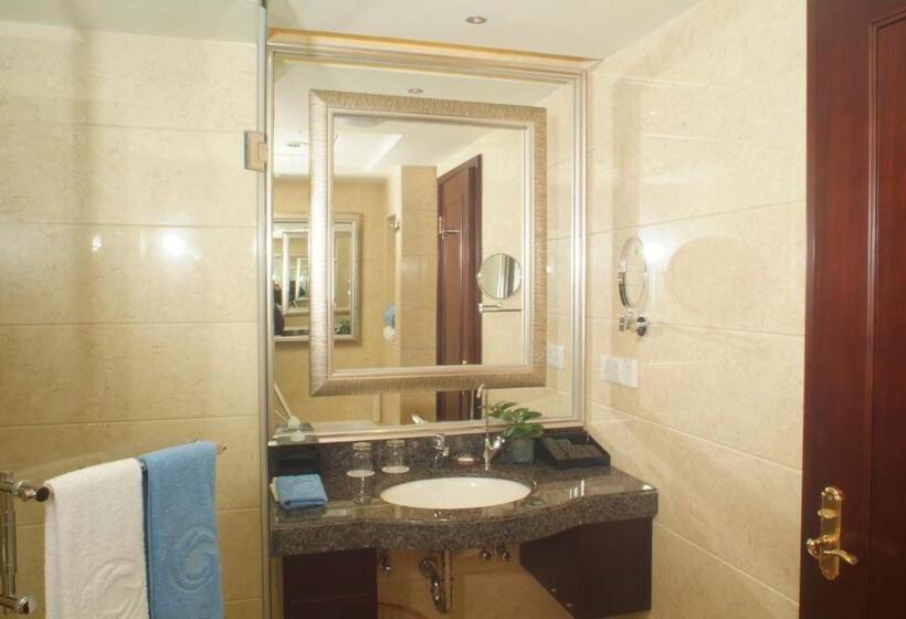 Номер Executive, The Royal Marina Plaza Hotel Guangzhou