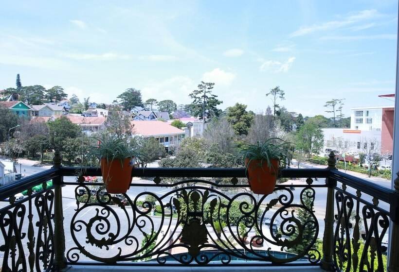 Deluxe Szoba, Sammy  Dalat