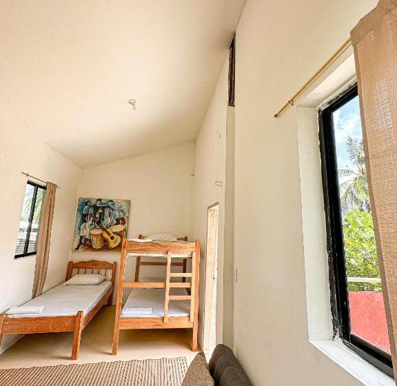스탠다드 트리픔 룸 공동욕실, Bella S Backpackers Hostel