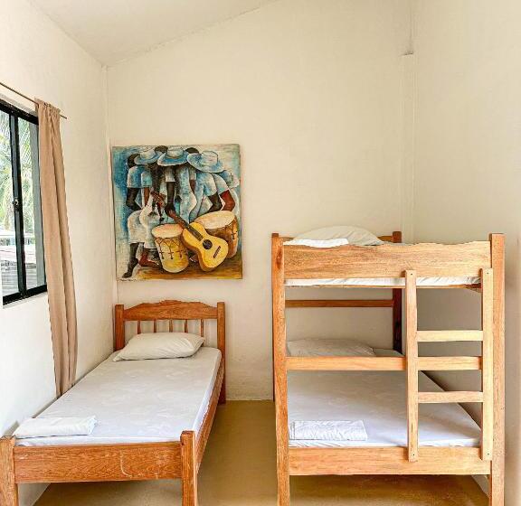 חדר סטנדרט לשלושה עם חדר אמבטיה משוף, Bella S Backpackers Hostel