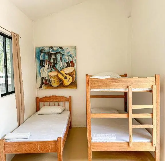اتاق استاندارد سه تخته با سرویس بهداشتی مشترک, Bella S Backpackers Hostel